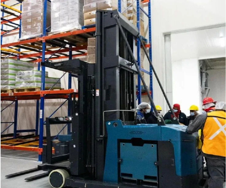 Cold storage reach truck working high rack multi-shift frozen food warehouse2 Cold storage reach truck working high rack multi-shift frozen food warehouse2