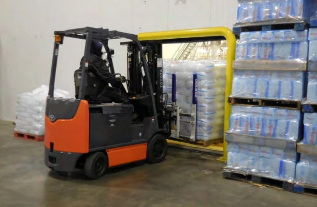 Electric forklifts work in cold storage1 Electric forklifts work in cold storage1