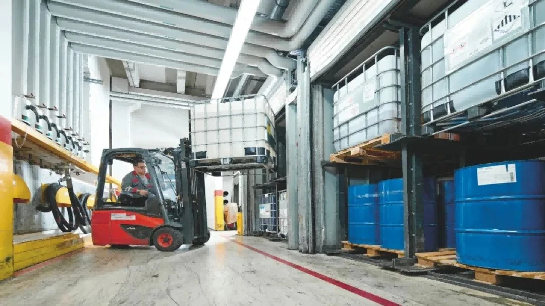 Factory integrated explosion-proof counterbalance forklift transporting chemical drums inside production workshop1 Factory integrated explosion-proof counterbalance forklift transporting chemical drums inside production workshop1