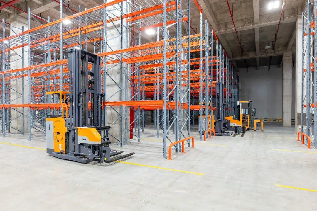Ultra narrow road forklift operation Ultra narrow road forklift operation