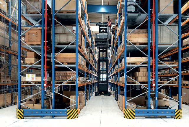 Rail-guided VNA forklift working deep inside multi-level pallet rack system1 Rail-guided VNA forklift working deep inside multi-level pallet rack system1