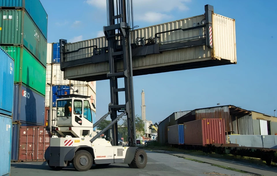 Empty container handler lifting 20ft empty container in storage yard1 Empty container handler lifting 20ft empty container in storage yard1