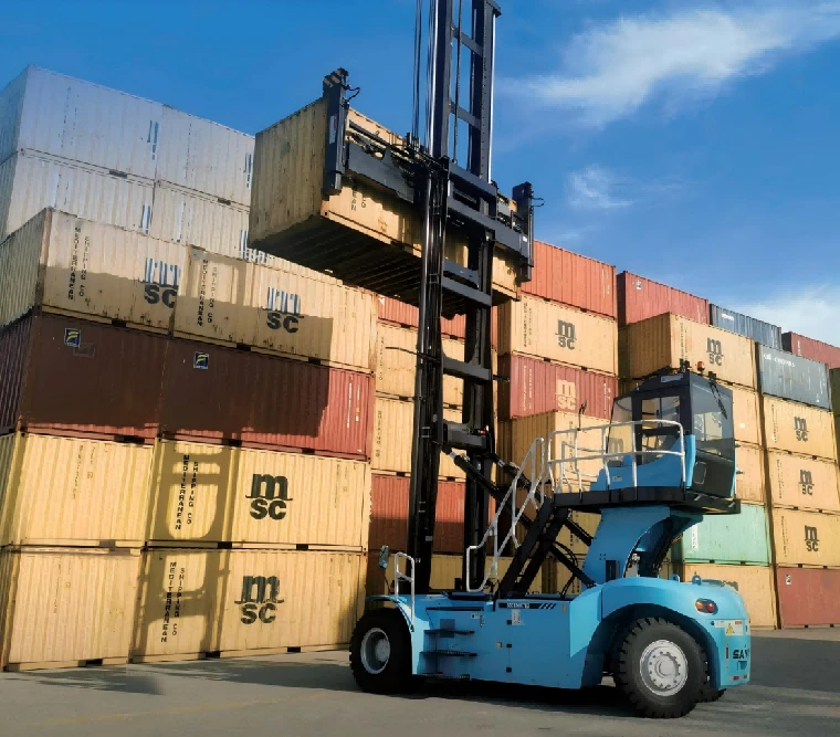 High-lift empty container stacker operating in high-density container yard1 High-lift empty container stacker operating in high-density container yard1