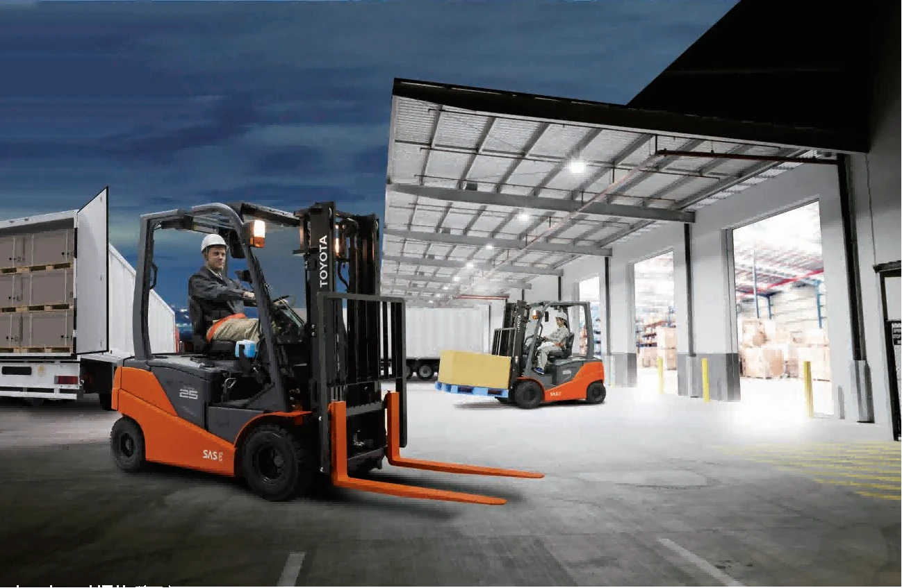 Mixed electric forklift fleet working loading dock warehouse1 Mixed electric forklift fleet working loading dock warehouse1
