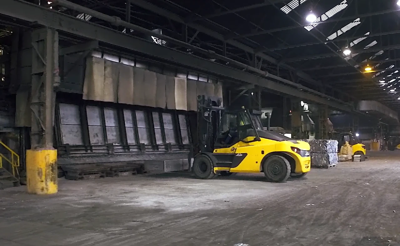 Large heavy duty diesel forklift operating inside high-temperature steel production workshop1 Large heavy duty diesel forklift operating inside high-temperature steel production workshop1