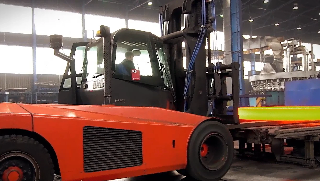 High temp resistant heavy forklift moving hot steel slab1 High temp resistant heavy forklift moving hot steel slab1