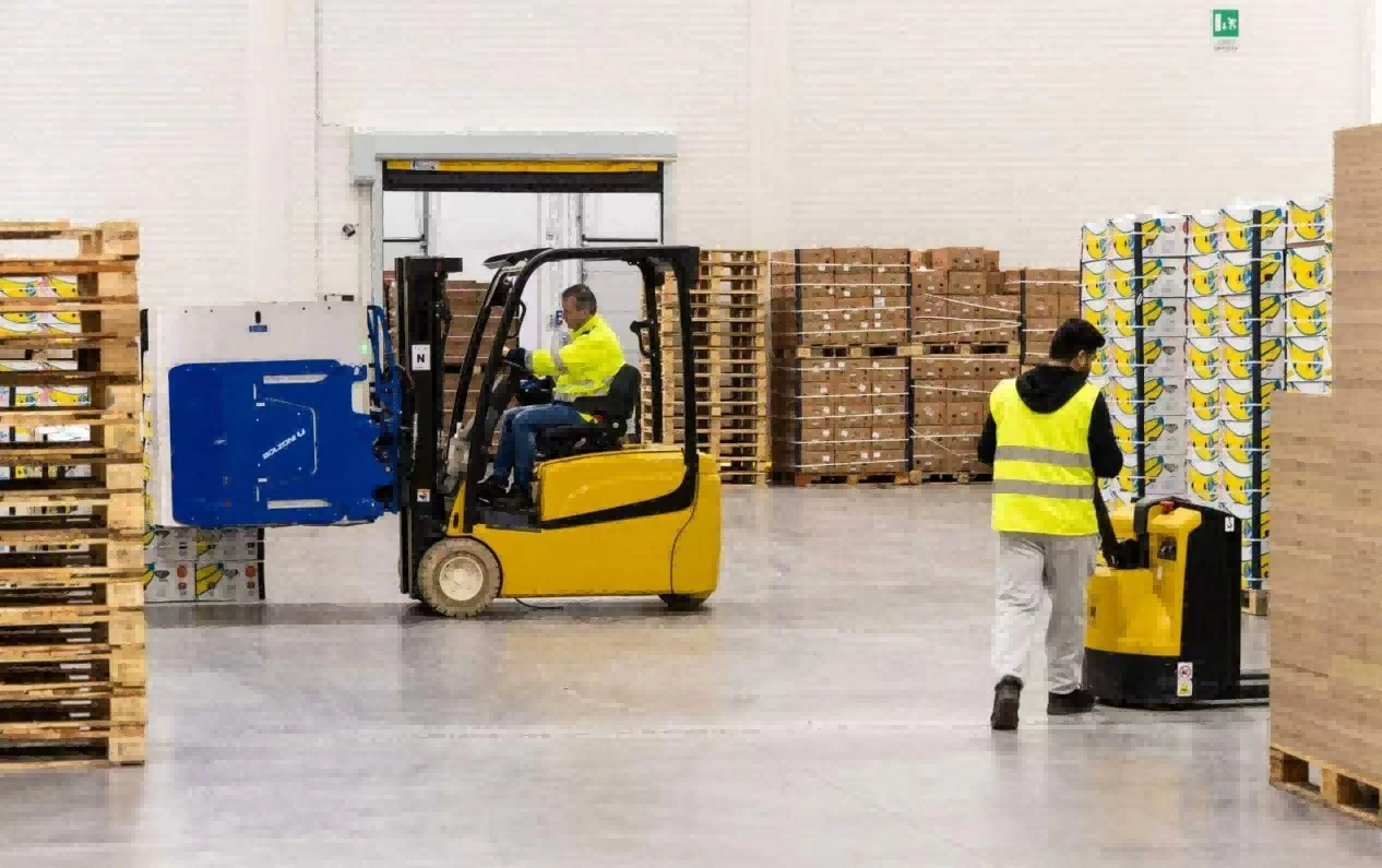 Compact lithium electric forklift for narrow aisle food warehouse1 Compact lithium electric forklift for narrow aisle food warehouse1