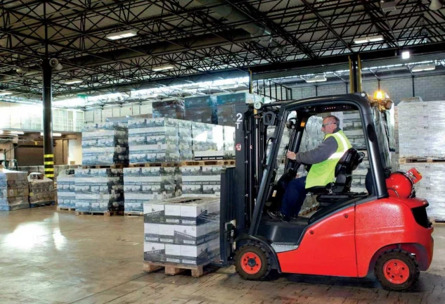 Indoor LPG forklift transporting palletized finished goodspng1 Indoor LPG forklift transporting palletized finished goodspng1