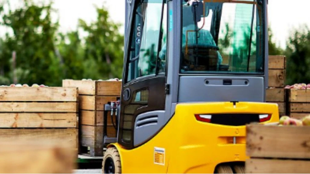 Compact lithium electric forklift operating inside fruit processing warehouse1 Compact lithium electric forklift operating inside fruit processing warehouse1