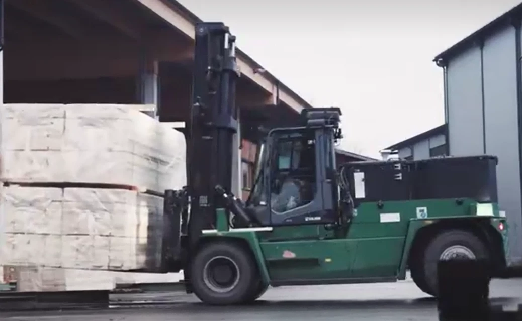 Largecapacity heavyduty forklift moving oversized industrial cargo1 Largecapacity heavyduty forklift moving oversized industrial cargo1