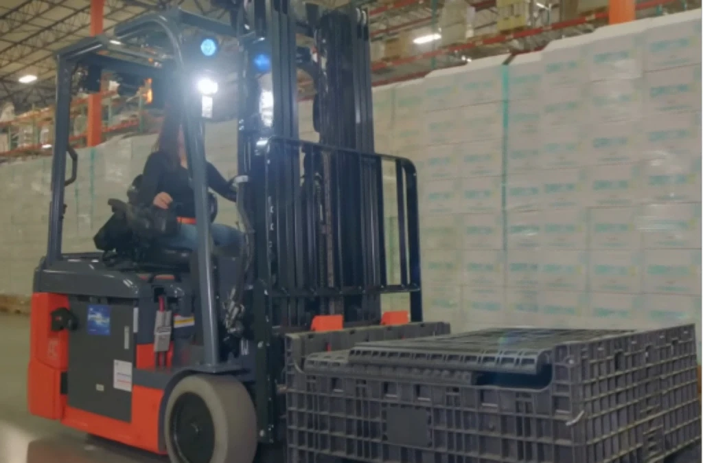 Electric counterbalance forklift equipped with leadacid battery working inside distribution warehouse1 Electric counterbalance forklift equipped with leadacid battery working inside distribution warehouse1