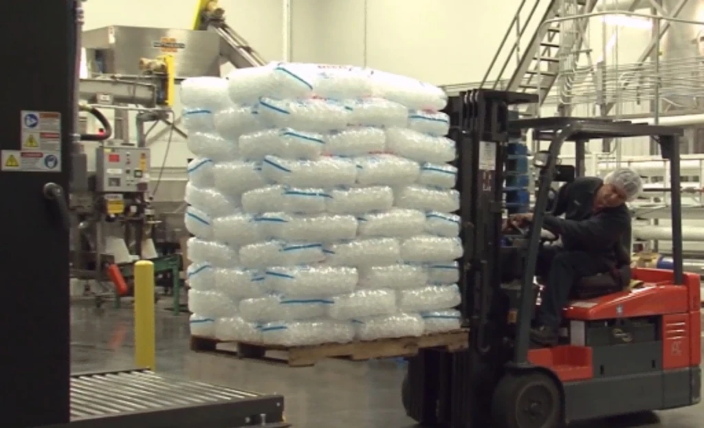 Coldstorage rated electric forklift working inside lowtemperature food processing facility1 Coldstorage rated electric forklift working inside lowtemperature food processing facility1