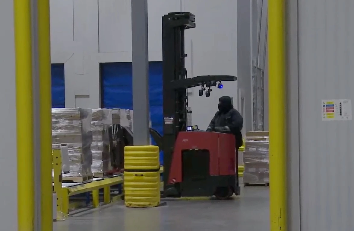 Electric reach truck performing inspection inside lowtemperature coldstorage warehouse1 Electric reach truck performing inspection inside lowtemperature coldstorage warehouse1