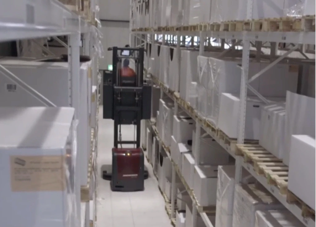 Reach truck traveling narrowaisle warehouse while experiencing intermittent power fault1 Reach truck traveling narrowaisle warehouse while experiencing intermittent power fault1