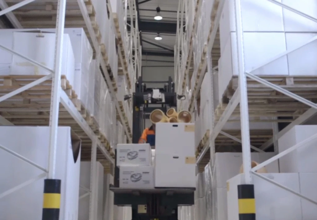 Electric forklift lifting heavy pallet to reproduce underload hydraulic faultpng1 Electric forklift lifting heavy pallet to reproduce underload hydraulic faultpng1